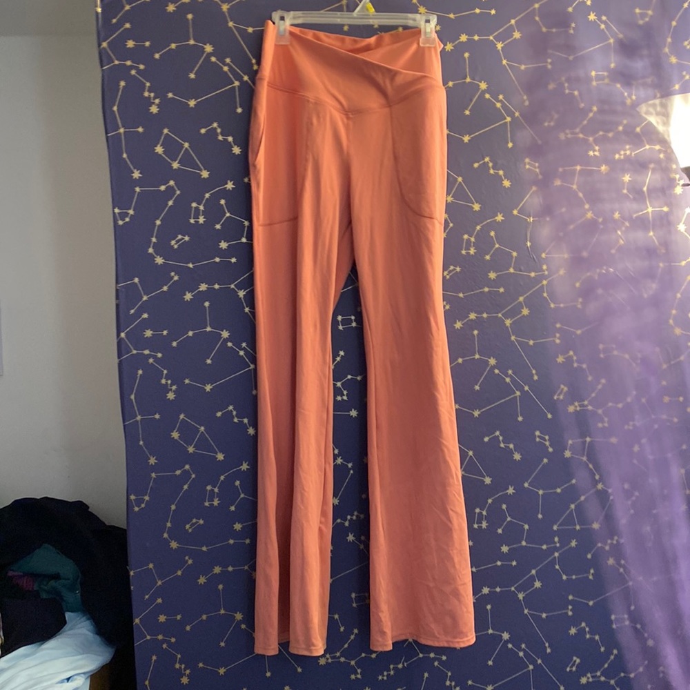 HALARA SALMON PINK FLARE CRISS CROSS LEGGINGS